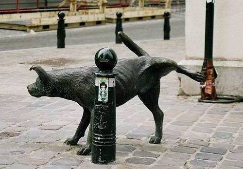 Писающая собака в Брюсселе